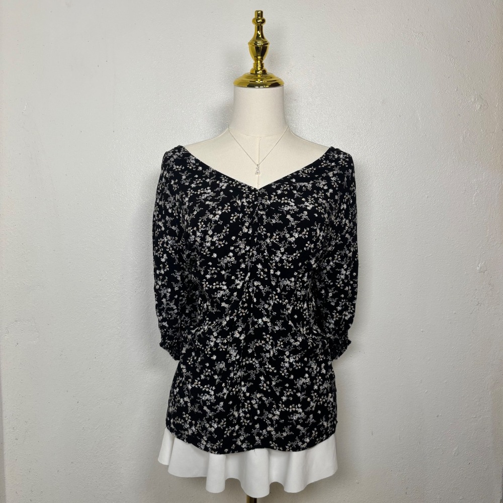 old navy black white blue floral blouse v-neck coquette cottagecore whimsigoth
